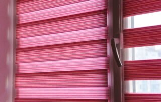 Dlaczego warto zainstalować rolety rzymskie?