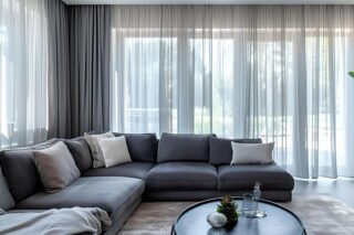 czy-w-salonach-wiesza-sie-firanki