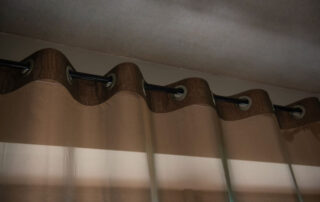 zaslony-akustyczne-jak-poprawic-akustyke-pomieszczenia-dzieki-dekoracjom-okiennym