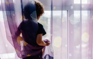 bezpieczne-oslony-okienne-w-pokojach-dzieci-na-co-zwrocic-uwage