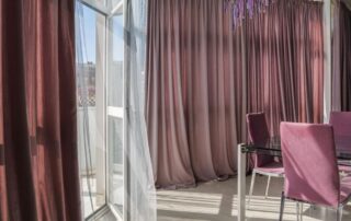 jak-laczyc-rolety-z-zaslonami-i-firanami-by-stworzyc-spojna-aranzacje