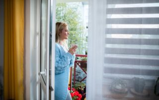 jakie-rolety-na-okno-balkonowe-wybrac
